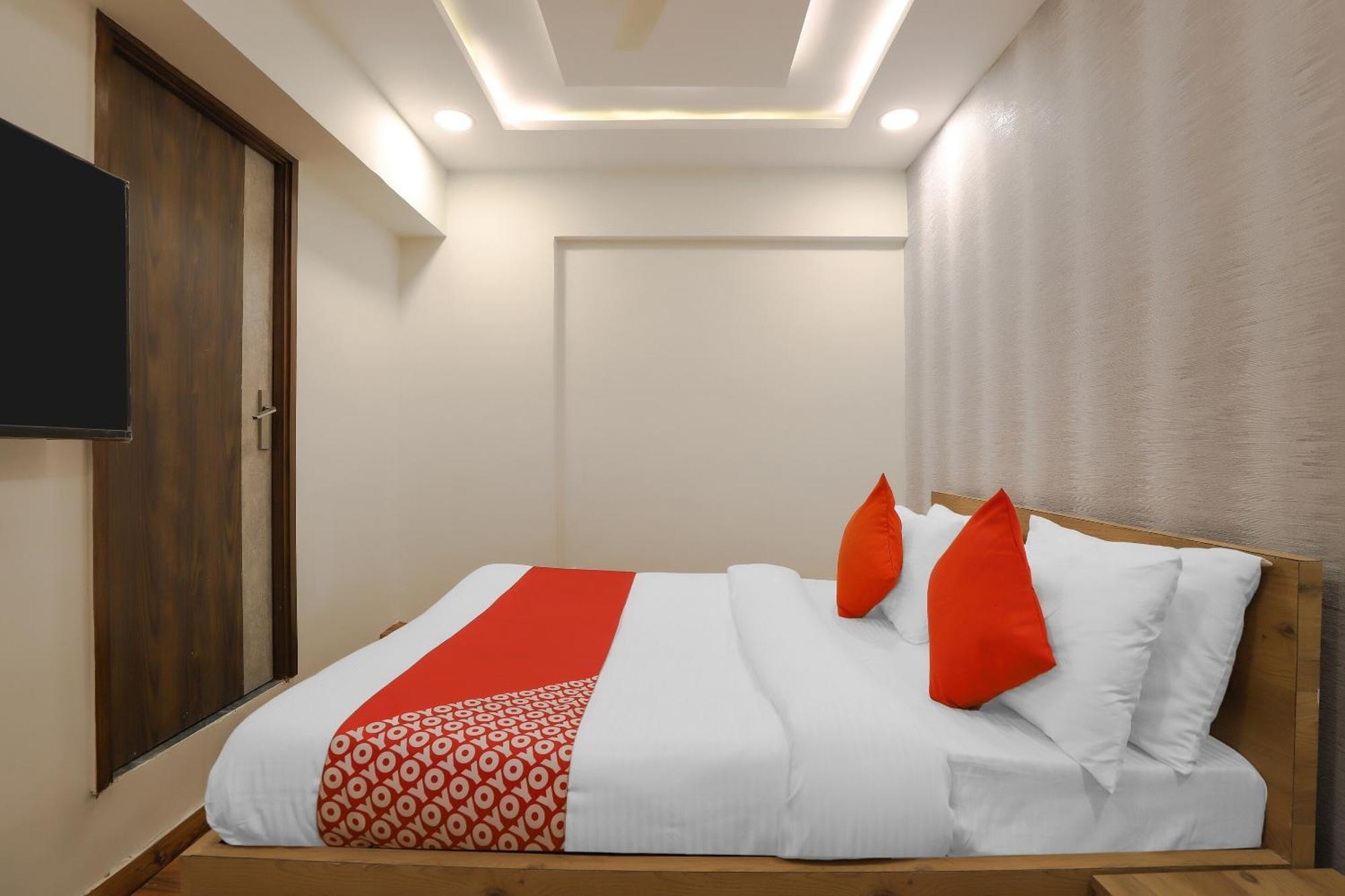 Oyo Hotel Shree Niwas Ахмедабад Екстер'єр фото